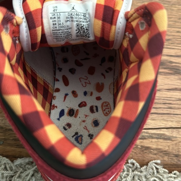 Air Jordan 1 Mid SE. Big Kids Size 4 - Picture 5 of 8